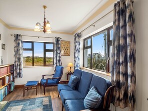 TV, fireplace - McDara Island View- A cosy and comfortable stay (Carna)