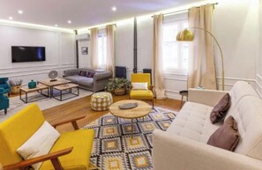 Smart TV - Breathtaking 4-Bedroom Luxury Apartment in the Heart of Madrid (Madrid)