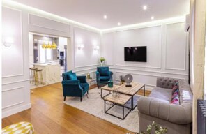 Smart TV - Breathtaking 4-Bedroom Luxury Apartment in the Heart of Madrid (Madrid)
