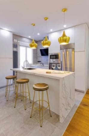 Fridge, microwave, oven, dishwasher - Breathtaking 4-Bedroom Luxury Apartment in the Heart of Madrid (Madrid)