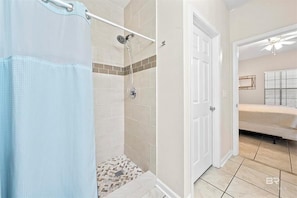Douche, serviettes fournies