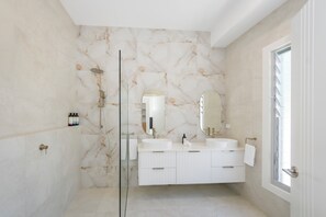 Shower, hair dryer, towels - 2 Ulmarra : 4  BR, 2  BA House in Harrington , Sleeps 10 (Harrington)