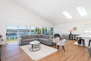 Smart TV - 2 Ulmarra : 4  BR, 2  BA House in Harrington , Sleeps 10 (Harrington)