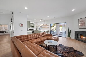 智能电视、壁炉、办公室