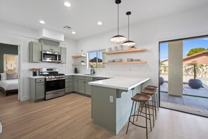 冰箱、微波炉、烤箱、炉灶