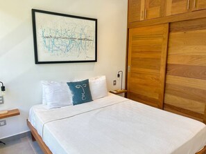 Een strijkplank/strijkijzer, wifi, beddengoed