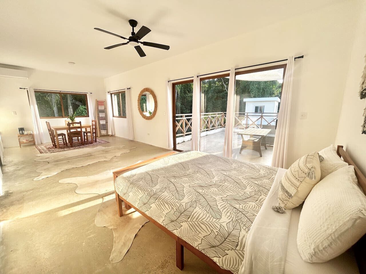 Planxa i posts de planxar, wifi i roba de llit 