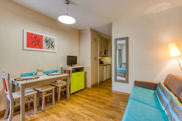 TV - Studio with Terrace Steps from the Beach in La Grande Motte (La Grande-Motte)