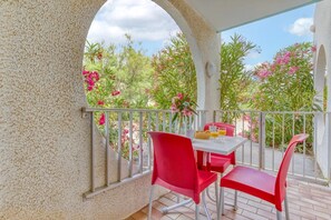 Outdoor dining - Studio with Terrace Steps from the Beach in La Grande Motte (La Grande-Motte)