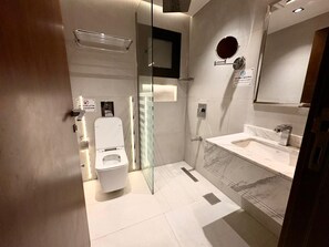 Combined shower/tub, free toiletries, towels, soap - Sakab Al Aseel Hotel (Mecca)