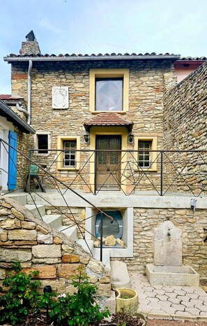 Exterior detail - Le Clos des Poncétys >•< Villa with swimming pool (Davayé)