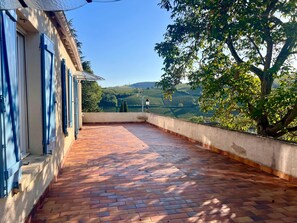 Terrace/patio - Le Clos des Poncétys >•< Villa with swimming pool (Davayé)