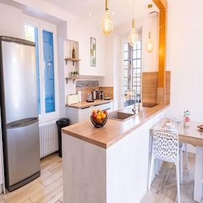 Fridge, microwave, oven, dishwasher - Le Clos des Poncétys >•< Villa with swimming pool (Davayé)
