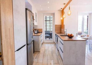 Fridge, microwave, oven, dishwasher - Le Clos des Poncétys >•< Villa with swimming pool (Davayé)