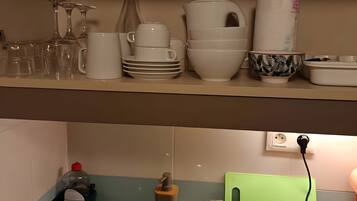 Fridge, microwave, stovetop, dishwasher