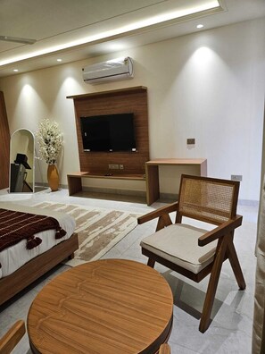 Iron/ironing board, WiFi, bed sheets - Premium Studio with Balcony and Kitchenette (Gurugram)