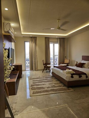 Iron/ironing board, WiFi, bed sheets - Premium Studio with Balcony and Kitchenette (Gurugram)