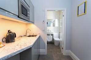 Hair dryer, towels - Aparthotel in Whitley Bay | Wi-Fi | moments from beach! (Whitley Bay)