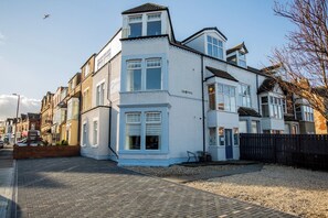 Exterior - Aparthotel in Whitley Bay | Wi-Fi | moments from beach! (Whitley Bay)