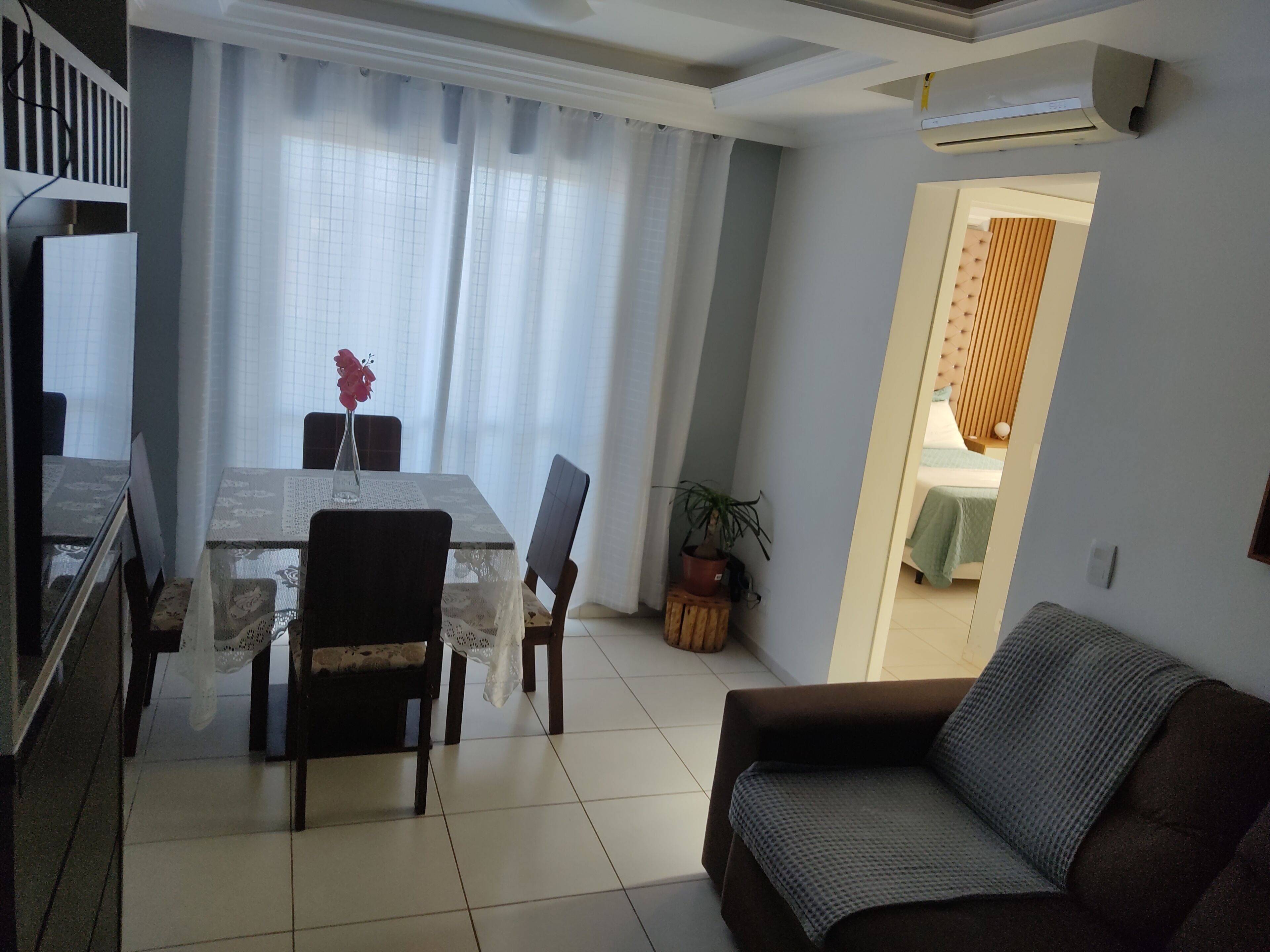 Een strijkplank/strijkijzer, wifi, beddengoed