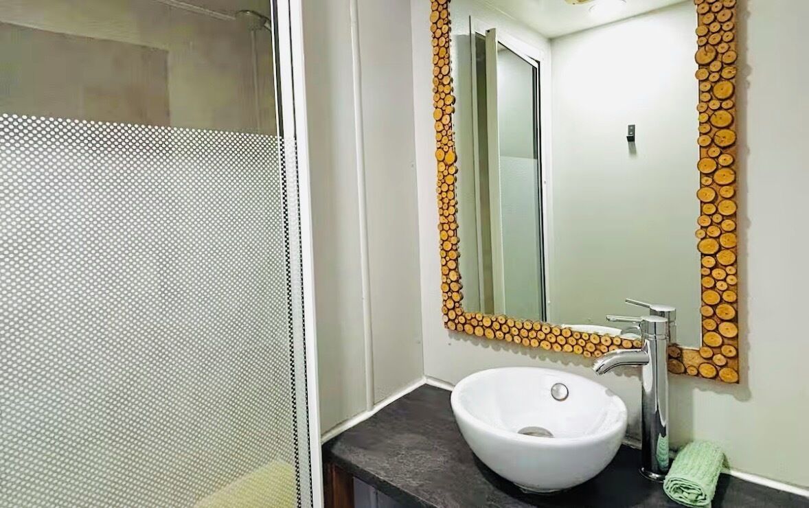 Douche, serviettes fournies, savon, papier toilette