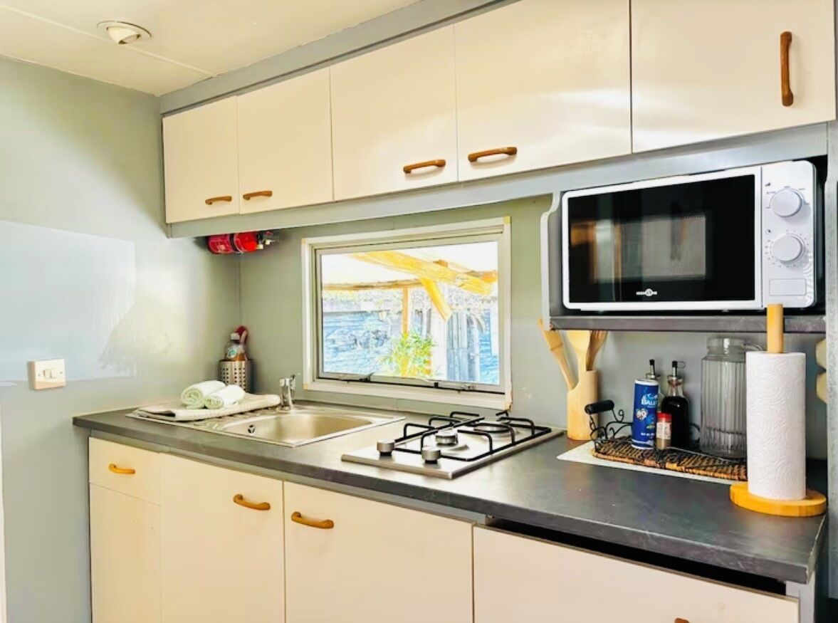 Coffee/tea maker, fridge, microwave, oven