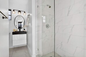 Dusche, Haartrockner, Shampoo