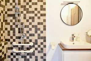 Deluxe Apartment, 1 Bedroom, Patio, Mountain View | Bathroom | Hair dryer, towels, toilet paper