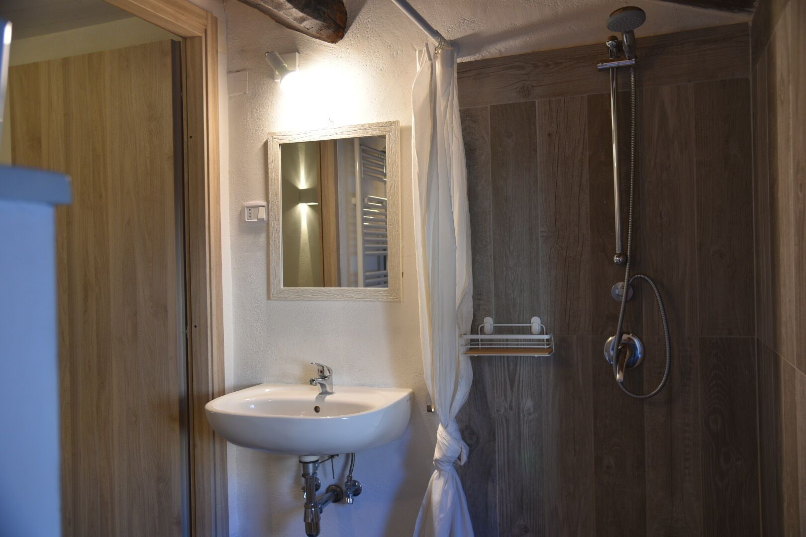 Deluxe-Apartment, Bergblick | Badezimmer | Haartrockner, Handtücher, Toilettenpapier