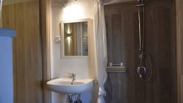 Apartemen Deluks, pemandangan gunung | Kamar mandi | Pengering rambut, handuk, dan tisu toilet