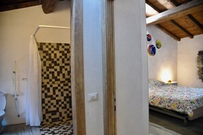 Căn hộ Deluxe, 1 phòng ngủ, sân hiên, quang cảnh núi | Phòng tắm | Máy sấy tóc, khăn tắm, giấy vệ sinh 