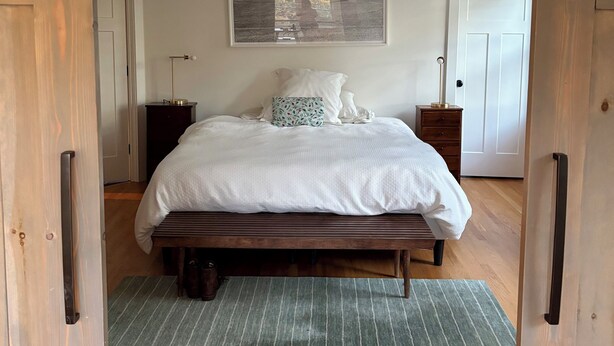 Room - August or weekly rental bike to beach, walk to tennis! (Westerly)