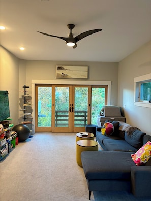 Smart TV - August or weekly rental bike to beach, walk to tennis! (Westerly)