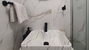 Apartment, 1 Bedroom, Balcony, City View | Bathroom - 1BR Flat Near Central London Fast Wifi (London)