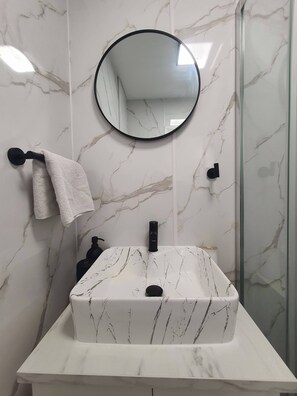 Bathroom - 1BR Flat Near Central London Fast Wifi (London)