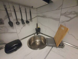 Apartment, 1 Bedroom, Balcony, City View | Private kitchen - 1BR Flat Near Central London Fast Wifi (London)