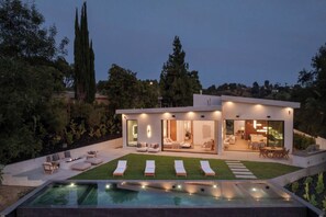 A heated pool - Arby Crest -An Ultra-Private Beverly Hills Modern | Resort Pool & Grounds (Beverly Hills)