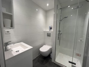Shower, hair dryer, towels - The Capitole C403 Apartment with exceptional sea view – Fréjus Beach (Fréjus)