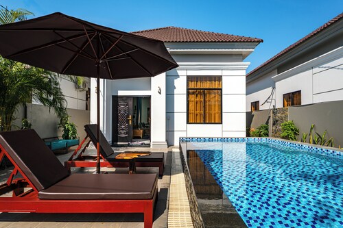 2Bdrm with Salt Water Pool 15 mins drive from Center