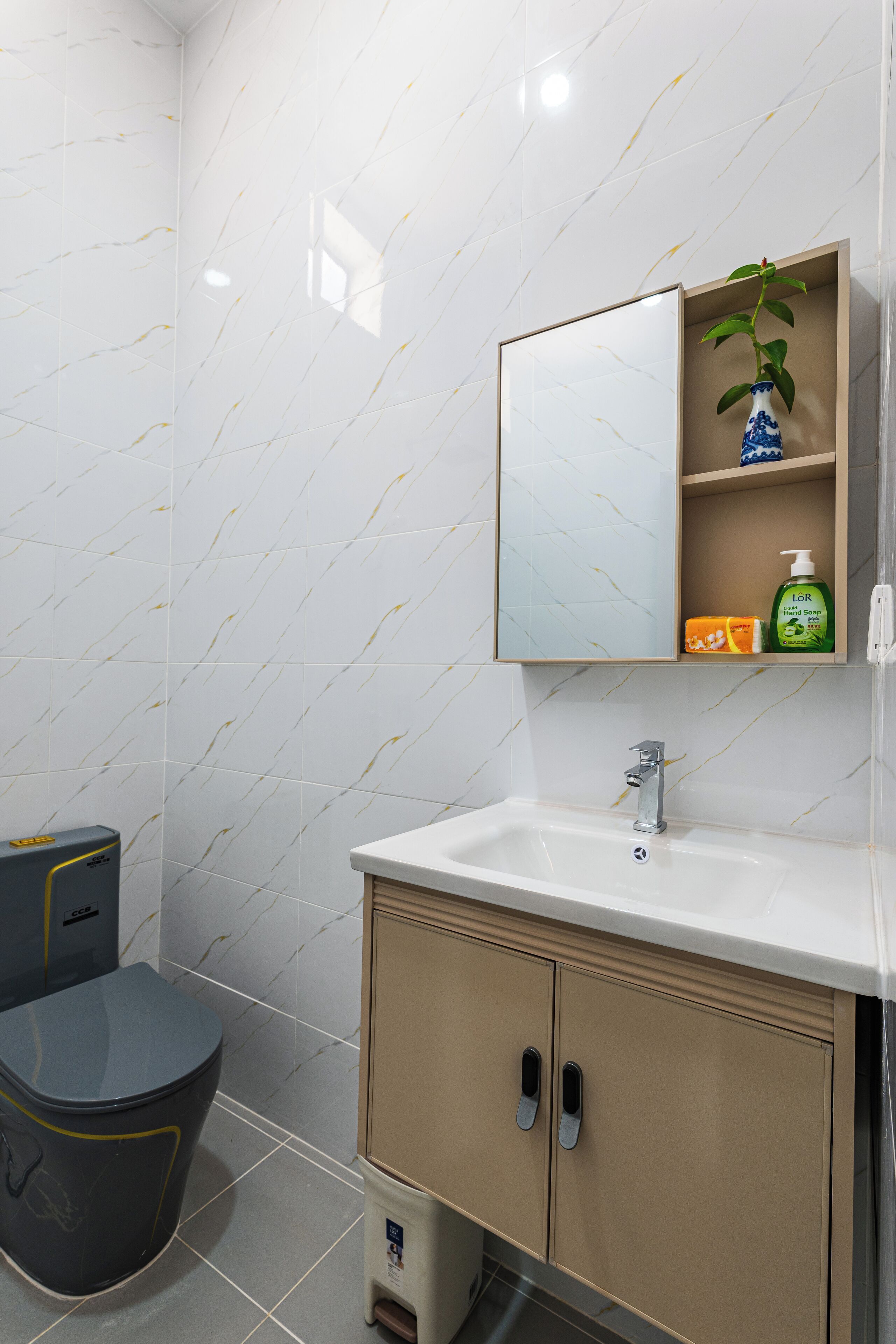 シャワー、ヘアドライヤー、タオル、石鹸