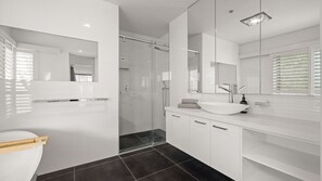 Shower, hair dryer - Cliff Top Retreat in San Remo (San Remo)