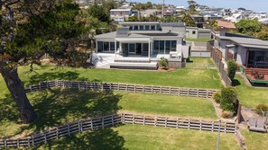 Exterior - Cliff Top Retreat in San Remo (San Remo)