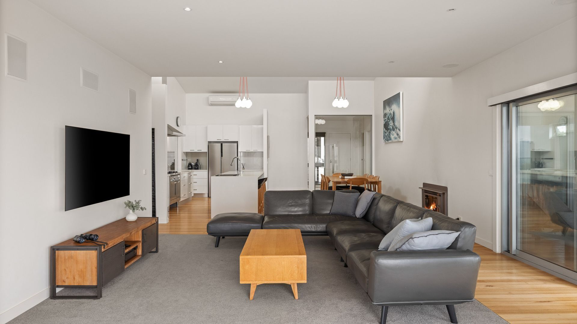 Televisión, chimenea, tenis de mesa y libros 