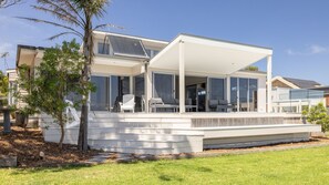 Property grounds - Cliff Top Retreat in San Remo (San Remo)