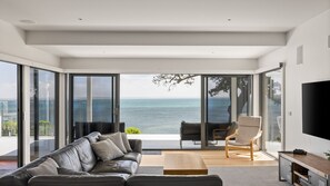 TV, fireplace, ping pong, books - Cliff Top Retreat in San Remo (San Remo)