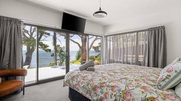 3 bedrooms, iron/ironing board, travel cot, Internet