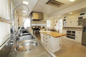 Four à micro-ondes, un four, surface de cuisson