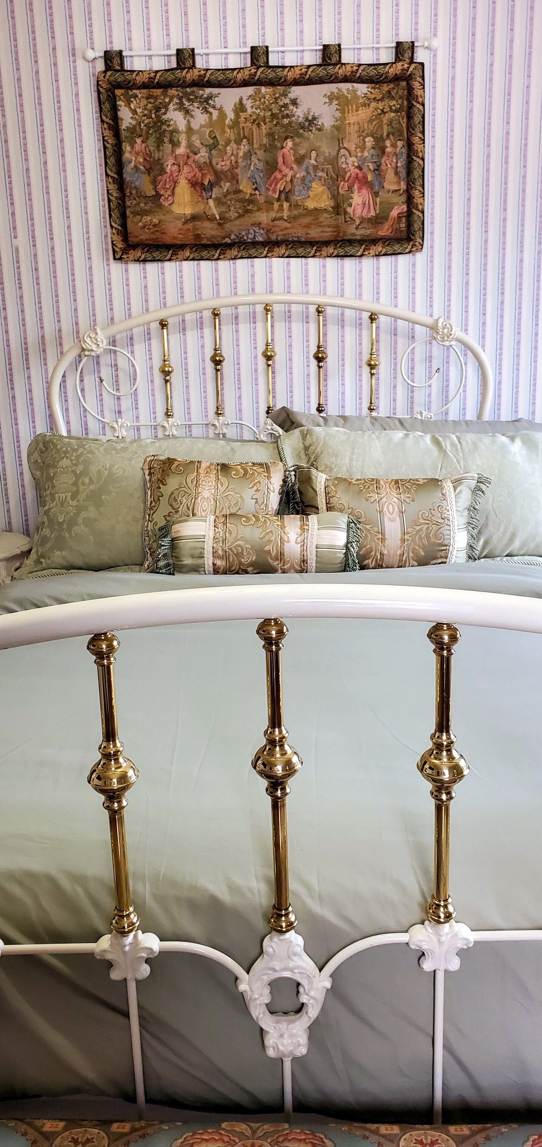 Een strijkplank/strijkijzer, internet, beddengoed