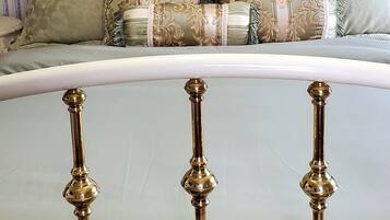 Strykejern/-brett, internettilgang og sengetøy