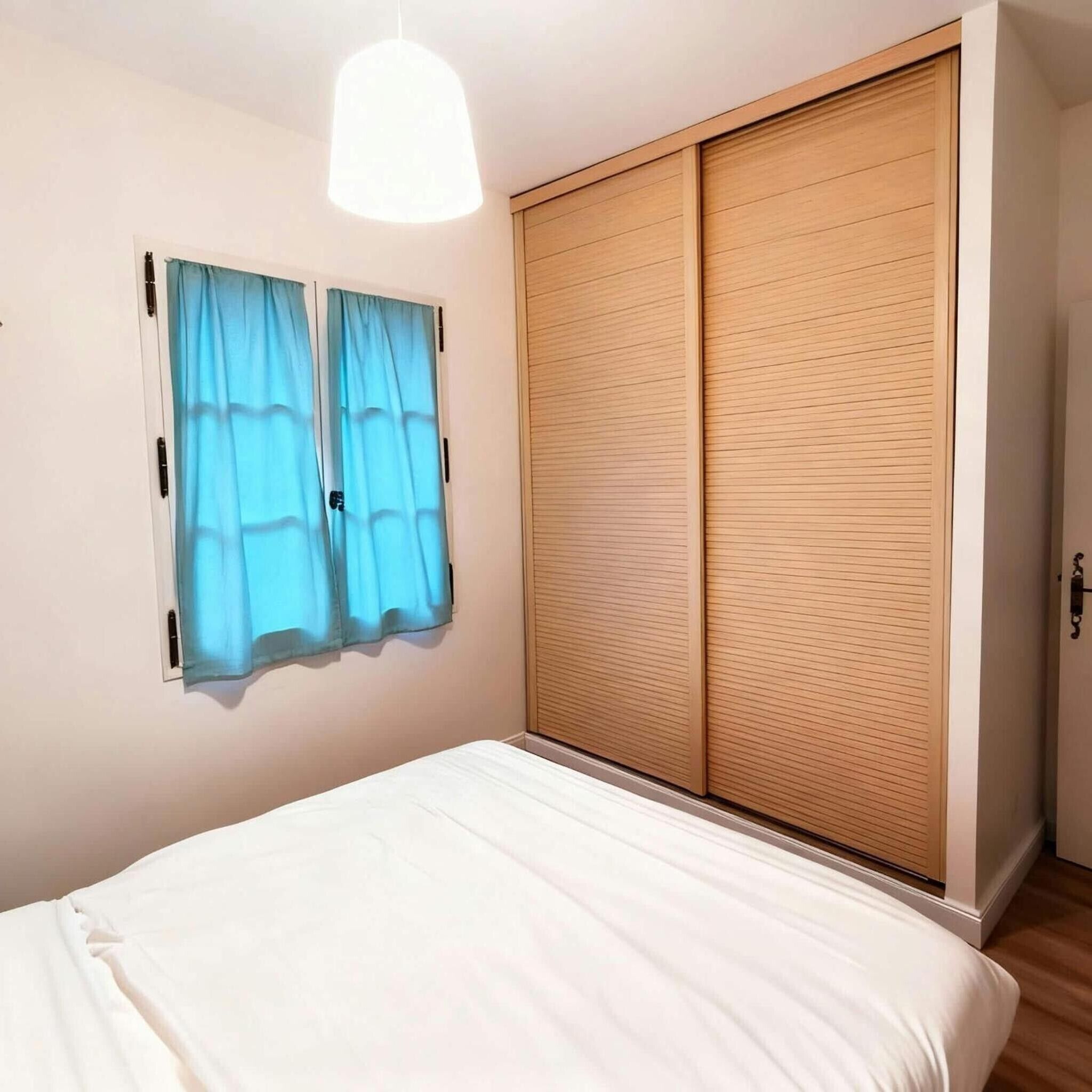 Een strijkplank/strijkijzer, wifi, beddengoed